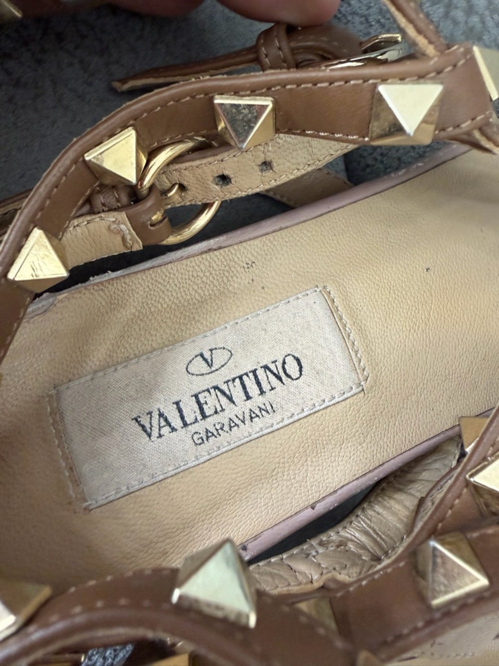 Valentino Garavani Tan Leather T-Strap Sandals with Gold Pyramid Studs - Picture 3 of 5